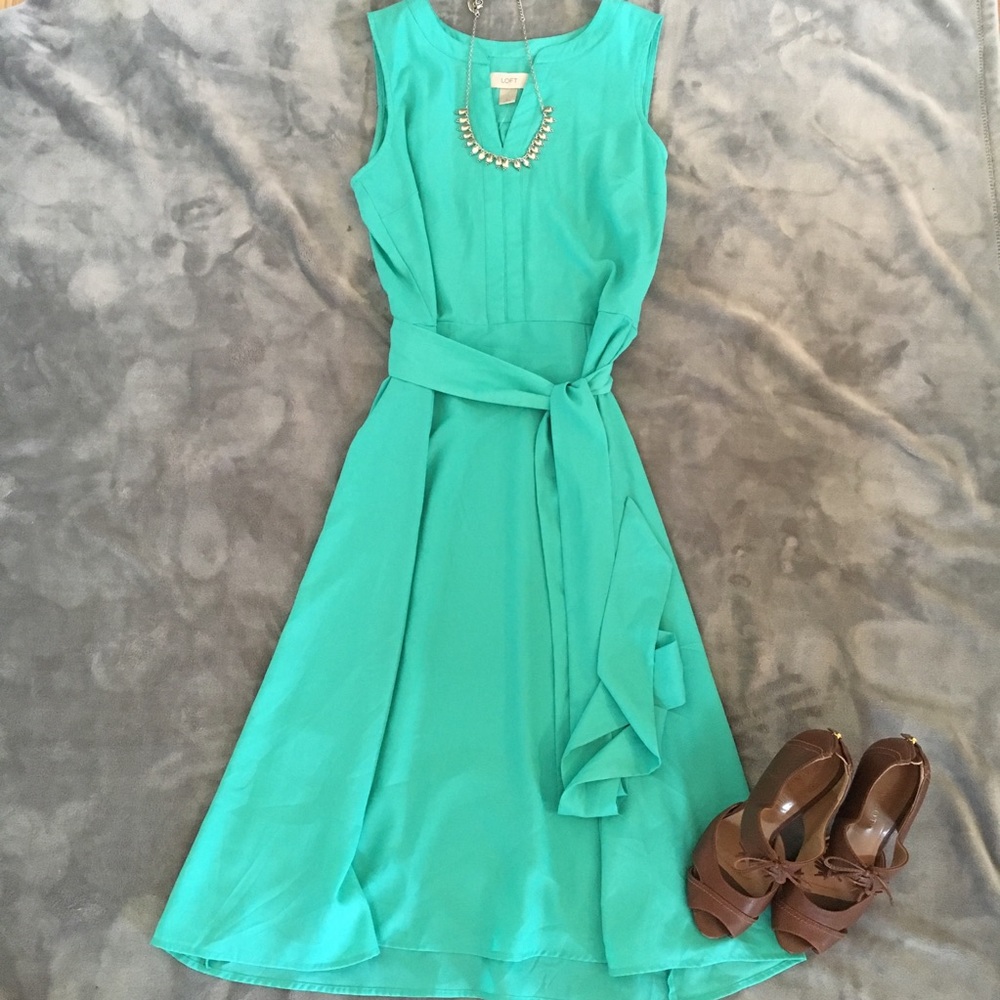 💥NEW💥 LOFT V-neck midi dress in teal!